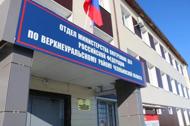 Жители Верхнеуральского района поблагодарили полицейских за помощь ребенку | mgorsk.ru