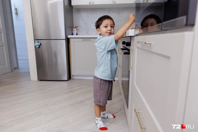 Адис во время прогулок просится на руки — быстро устает | Источник: Ирина Шарова / 72.RU