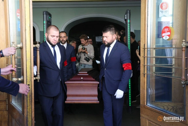 Гроб с Иваном Краско вынесли из театра Комиссаржевской под бурные аплодисменты: видео | Источник: Валентин Егоршин / «Фонтанка.ру»