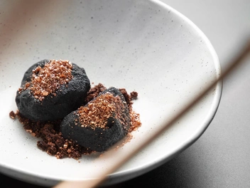 Фирменный десерт. Мусс из темного и горького шоколада, соленая карамель | Источник: ugli_ugli_restaurant / vk.com