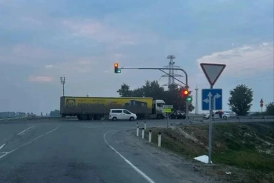 Водитель Хонды погиб и пассажирка пострадала в ДТП с фурой