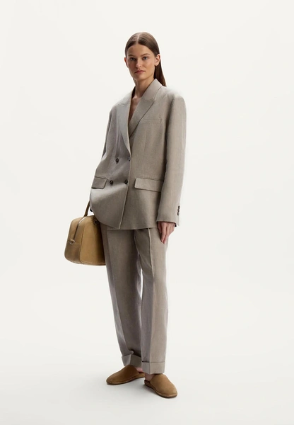 Брючный костюм снова в моде — и теперь он про ауру и власть, а не офис