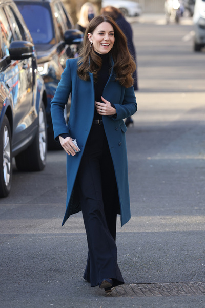 Идеальное пальто и дешевые серьги: первый выход Кейт Миддлтон в 2022 году