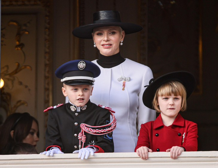 Князь и принцесса Монако показали рождественскую открытку — на фото всех удивила дочь пары