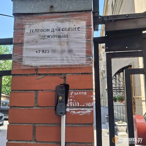Зайти в сквер можно через калитку | Источник: Анна Мотовилова / FONTANKA.RU