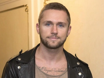 «Я была беременна, родились бы мальчик и девочка»: фанатка Соколовского, угрожающая ему, ответила на обвинения