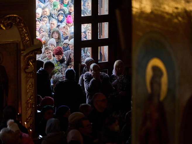 Освящение веточек вербы продолжилось после завершения божественной литургии. | Источник: Александр Ощепков / NGS.RU