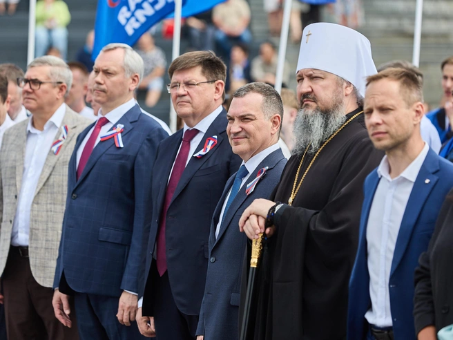 Среди гостей праздника были замечены губернатор Андрей Травников, главный федеральный инспектор Николай Буймов, мэр Максим Кудрявцев и митрополит Варфоломей | Источник: Александр Ощепков / NGS.RU