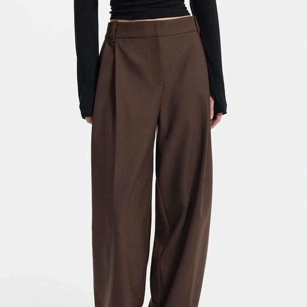 Модель отлично смотрится и в вариации костюмных брюк | Источник: ru.pinterest.com