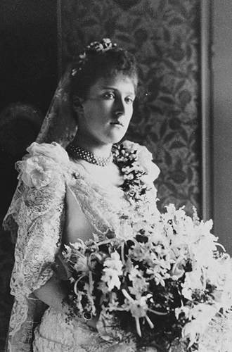 Принцесса Мария Луиза и принц Ариберт АнгальтскийПо стопам своих родителей, принцессы Елены и принца Кристиана, пошла их дочь (и по совместительству внучка королевы Виктории), принцесса Мария Луиза, которая в 1891 году дала клятву любви и верности под сводами Капеллы Св. Георгия принцу Ариберту Ангальтскому. Торжество было пышным и романтичным, однако брак таковым не был совсем. У супругов не было ничего общего, к тому же принца Ариберта подозревали в гомосексуализме. Брак был аннулирован в 1900 году.