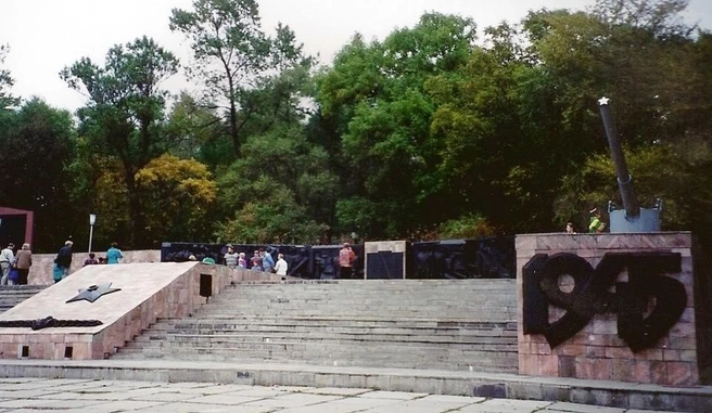 Мемориальный ансамбль Боевая слава Тихоокеанского флота в 1997 года и на сегодняшний день | Источник: Пирогов / pastvu.com