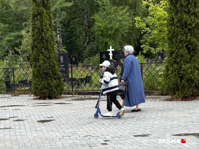 Мама Паши Техника с внуком на кладбище | Источник: Валерия Животовская / MSK1.RU