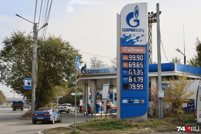 На АЗС «Газпромнефть» АИ-92 стоит 61,79 рубля за литр, АИ-95 в зависимости от сорта — 67,35–69,65 рублей за литр | Источник: Михаил Шилкин