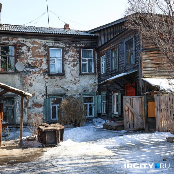 Дом по-настоящему большой и красивый, вот только ремонтировать его не дают | Источник: Ксения Филимонова / IRCITY.RU