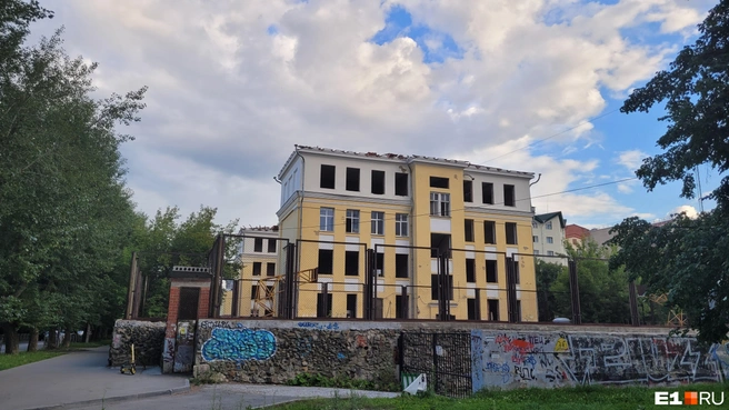 Эта школа — одна из старейших в городе | Источник: Александр Ашбель / E1.RU