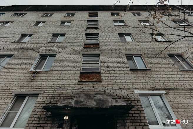 Пятиэтажка выглядит достаточно обычной. Но это если не заходить внутрь | Источник: Ирина Шарова / 72.RU