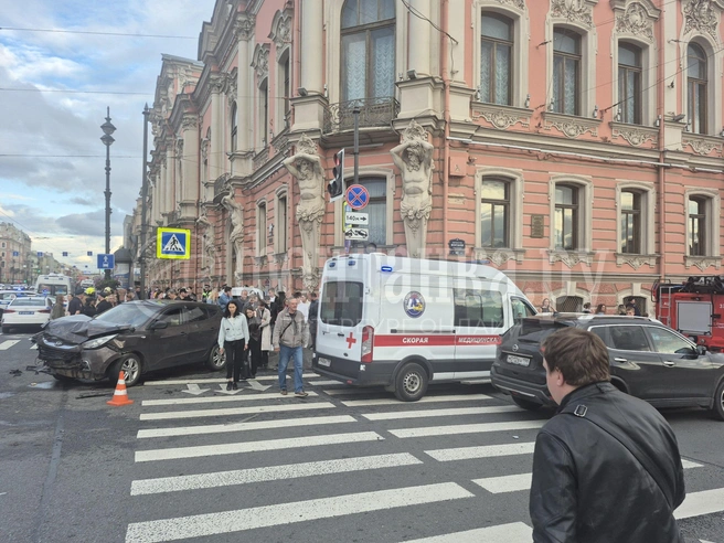 На углу Невского проспекта и набережной Фонтанки произошло ДТП. Есть пострадавшие | Источник: FONTANKA.RU