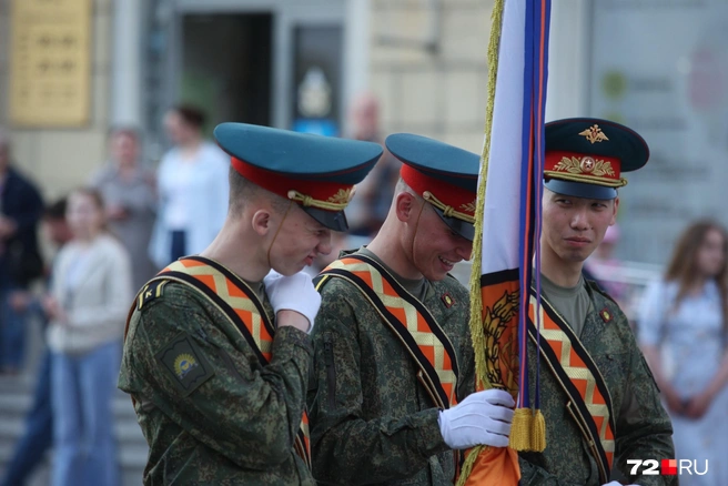До объявления «минутной готовности» сами курсанты тоже успевали пообщаться, поглазеть на окружающих и даже попозировать фотографам | Источник: Ирина Шарова/ 72.RU