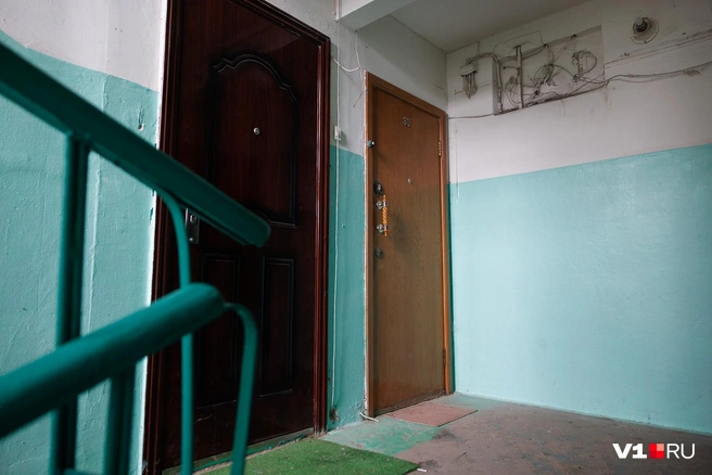 Убийство произошло в обычной квартире на третьем этаже хрущевки | Источник: Алексей Волхонский / V1.RU