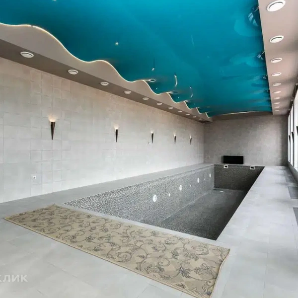 Посмотрите, какой роскошный бассейн | Источник: Домклик