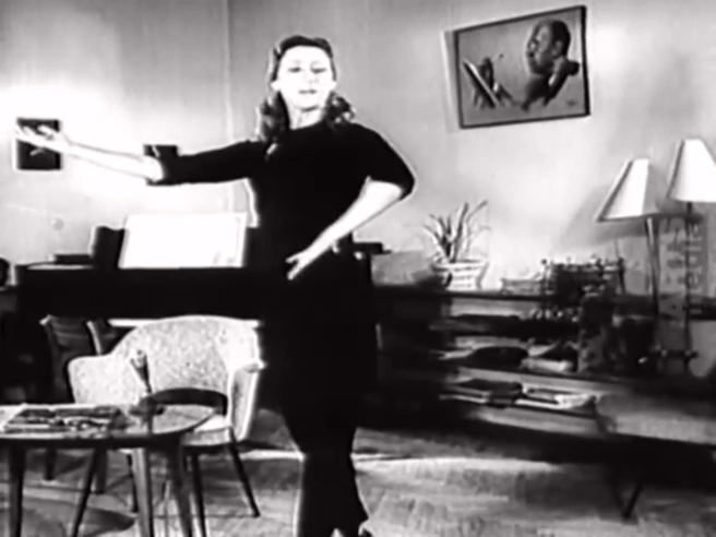 Прямо из своей московской квартиры Майя Плисецкая несколько лет вела программы о балете, рассказывая мальчикам и девочкам Советского Союза о его языке и тайнах | Источник: телепередача Центрального телеканала