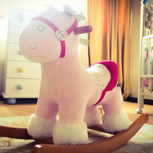 Кристина Асмус купила дочке розовую лошадь