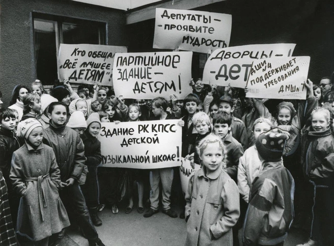 1990-е годы. Дети пикетируют Металлургический райсовет с требованием передать здание бывшего райкома КПСС детской музыкальной школе № 7 | Источник: В. Якимов, фонды ОГАЧО