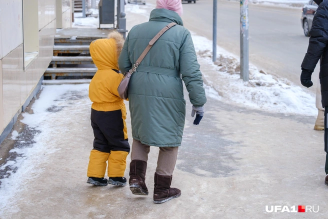Бабушка с внуком, кто кого держит — непонятно | Источник: Булат Салихов / UFA1.RU