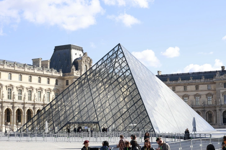 Двое грабителей Лувра задержаны — им помогал охранник | woman.ru