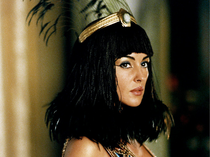 🍒 Египетская царица Клеопатра трахается на улице с мощным рабом