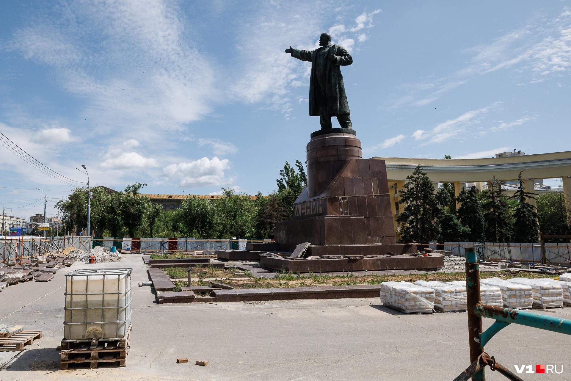 «Она точно уцелеет до 2067 года?» Жители Волгограда обеспокоены сохранностью «капсулы времени», закопанной у подножия памятнику Ленину