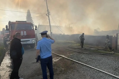 Прокуратура проверяет крупный пожар в Оби, охвативший четыре дома