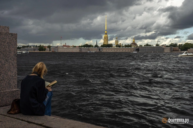 При сборах в Питер нужно помнить, что там часто бывает пасмурно | Источник: Михаил Огнев / FONTANKA.RU
