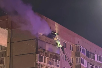 Пожар охватил многоэтажку в Екатеринбурге