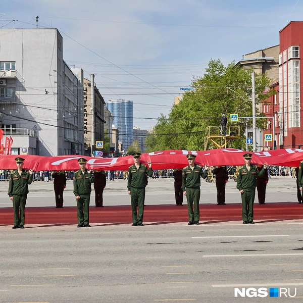 Сразу после состоялась патриотическая акция «Всем миром, всем народом».Нна площадь внесли увеличенную копию Знамени Победы и Знамя «Новосибирск — город трудовой доблести» | Источник: Александр Ощепков / NGS.RU