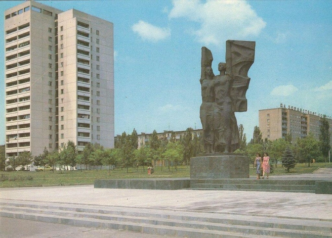 Вот как выглядел памятник в 80-е. Вокруг пока никаких батутов