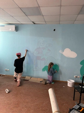 Волонтерить в приют приходят даже дети | Источник: предоставлено приютом «Счастливый хвост»