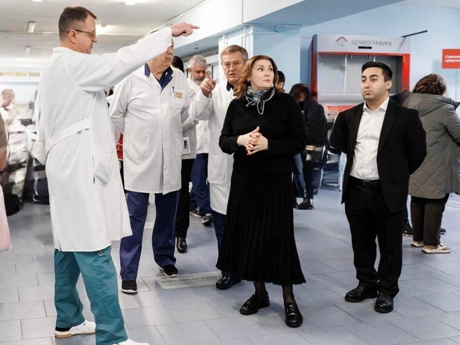 Справа расположен Наири Варданян, рядом с ним — Олеся Старжинская | Источник: Минздрав Ростовской области / Telegram.org