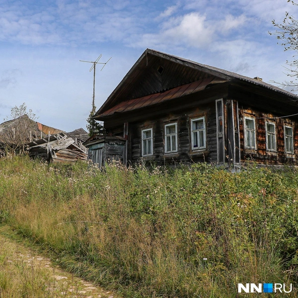 Снаружи дом кажется заброшенным | Источник: Наталья Бурухина / NN.RU