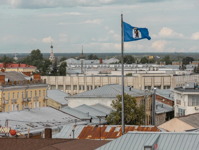 Видны крыши административных и жилых зданий. | Источник: Александр Куренной / 76.RU 