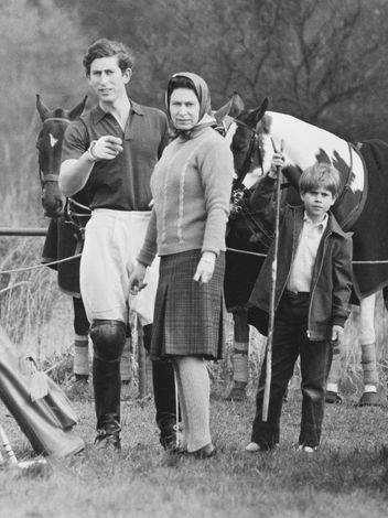 Принц Чарльз принимает участие в матче по поло в Большом Виндзорском парке, с ним королева и принц Эдвард, 1 мая 1971