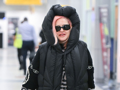 Чтобы не заметили разницу с соцсетями: выходя на улицу, Мадонна прячется за очками и кутается в капюшон