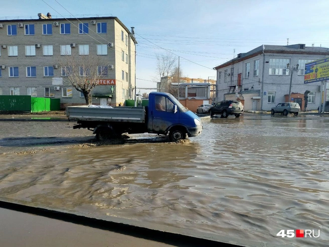 Машины едут по воде | Источник: Надежда Тихомирова / 45.RU