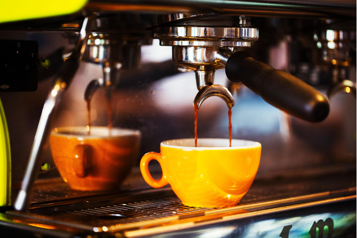 Почему нельзя пить кофе сразу после пробуждения? Рассказывает сомнолог