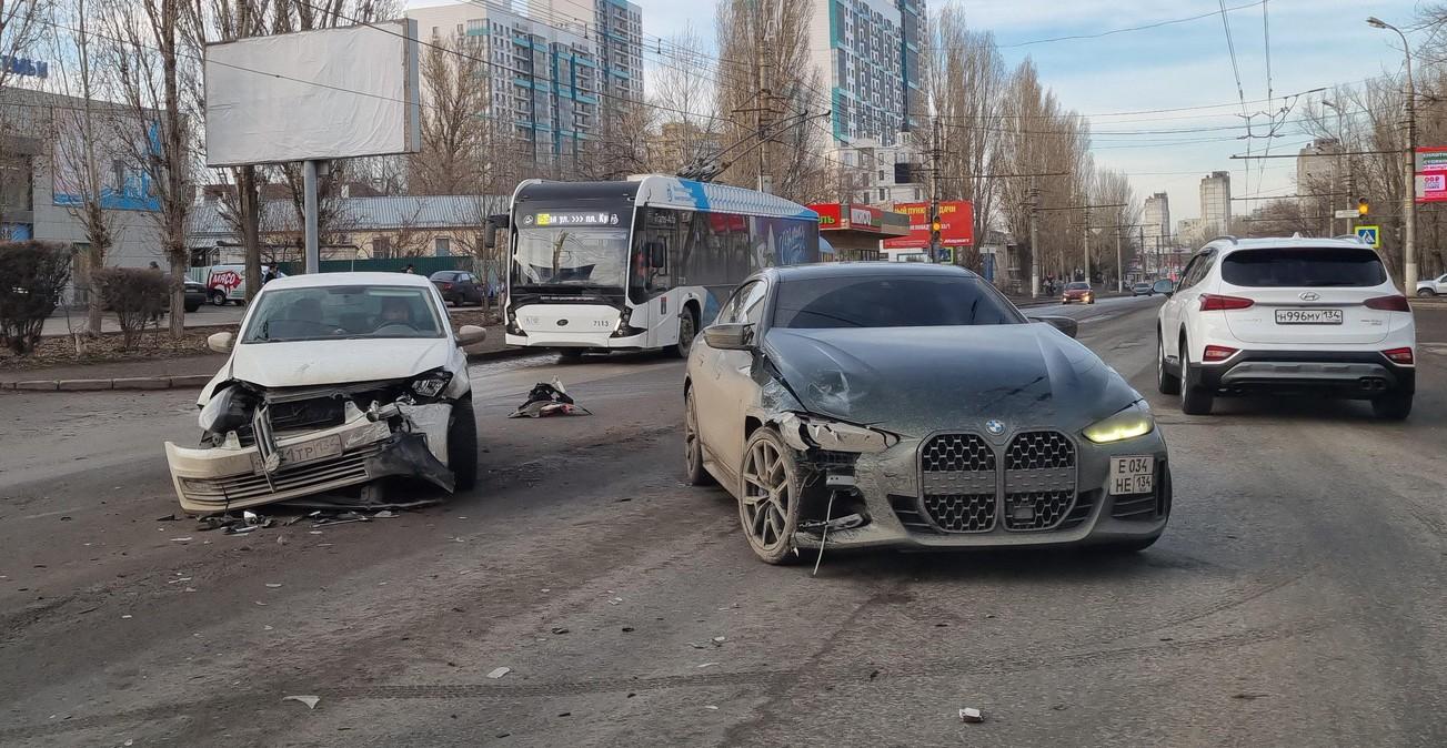 В Волгограде в аварии подбили дорогой BMW компании «Красота под ногами»