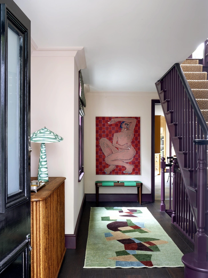 Прихожая. Лестница, плинтус и оконные рамы покрыты фиолетовой краской Brinjal, Farrow & Ball. На стене краска Jonquil, Edward Bulmer. Ковер, Gideon Hatch. На стене картина, Studio SPF. Скамья Iso, Biombo Mobiler, куплена в Париже. | Источник: Саймон Браун (Simon Brown)