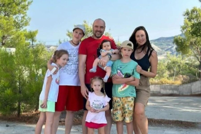 Елена и Роман Товстик поженились в 2006 году, влюбленные успели обзавестись шестью детьми | Источник: elenatovstik / Instagram.com (экстремистская организация, деятельность запрещена на территории РФ)