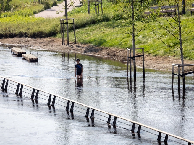 Затопленная часть набережной стала импровизированным водоёмом, который пользуется спросом | Источник: Владислав Лоншаков / E1.RU
