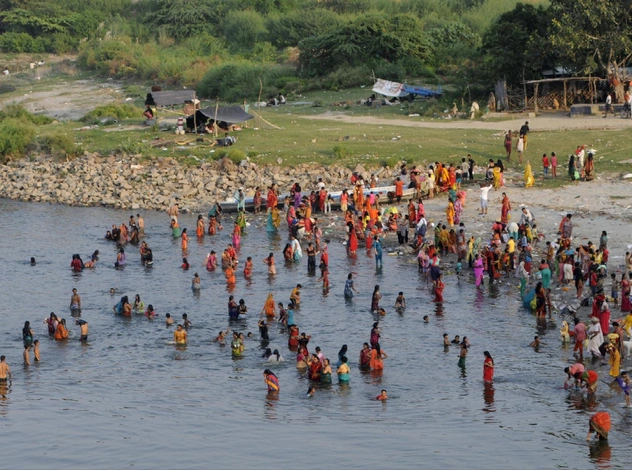 Почти 40 детей утонули в Индии во время религиозного праздника с купанием в реке