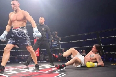 Кумир девушек Айаал Лазарев нокаутом выиграл «Битву за контракт»